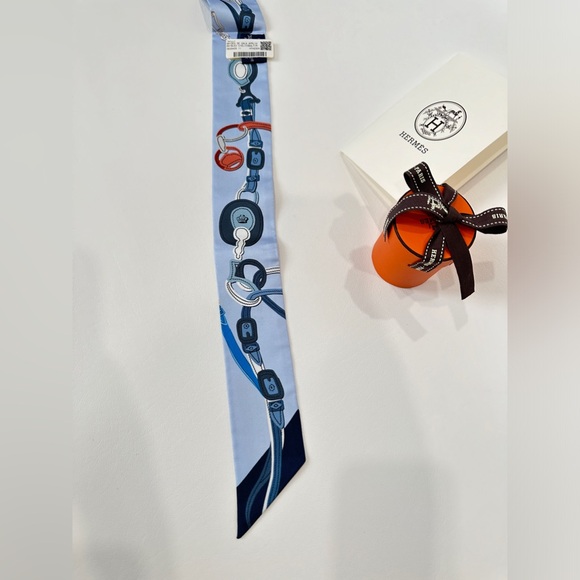 HERMES BLUE SILK TWILLY. NEW IN BOX. - Picture 8 of 15